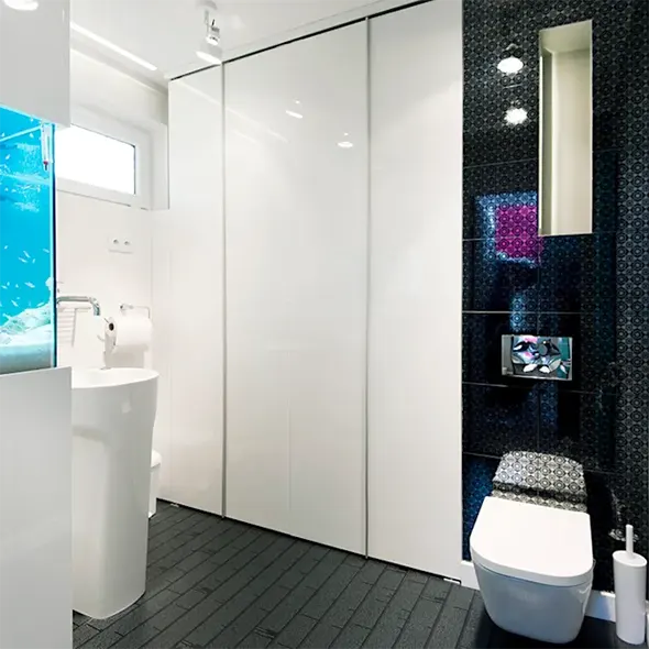 Современная ванная с аквариумом