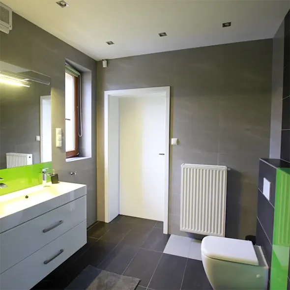 Современная серая ванная комната с пикантным оттенком