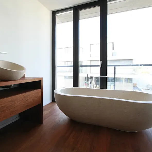 Современная ванная комната с каменной мебелью